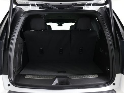 Used 2025 Chevrolet Tahoe High Country AWD/4WD image 13