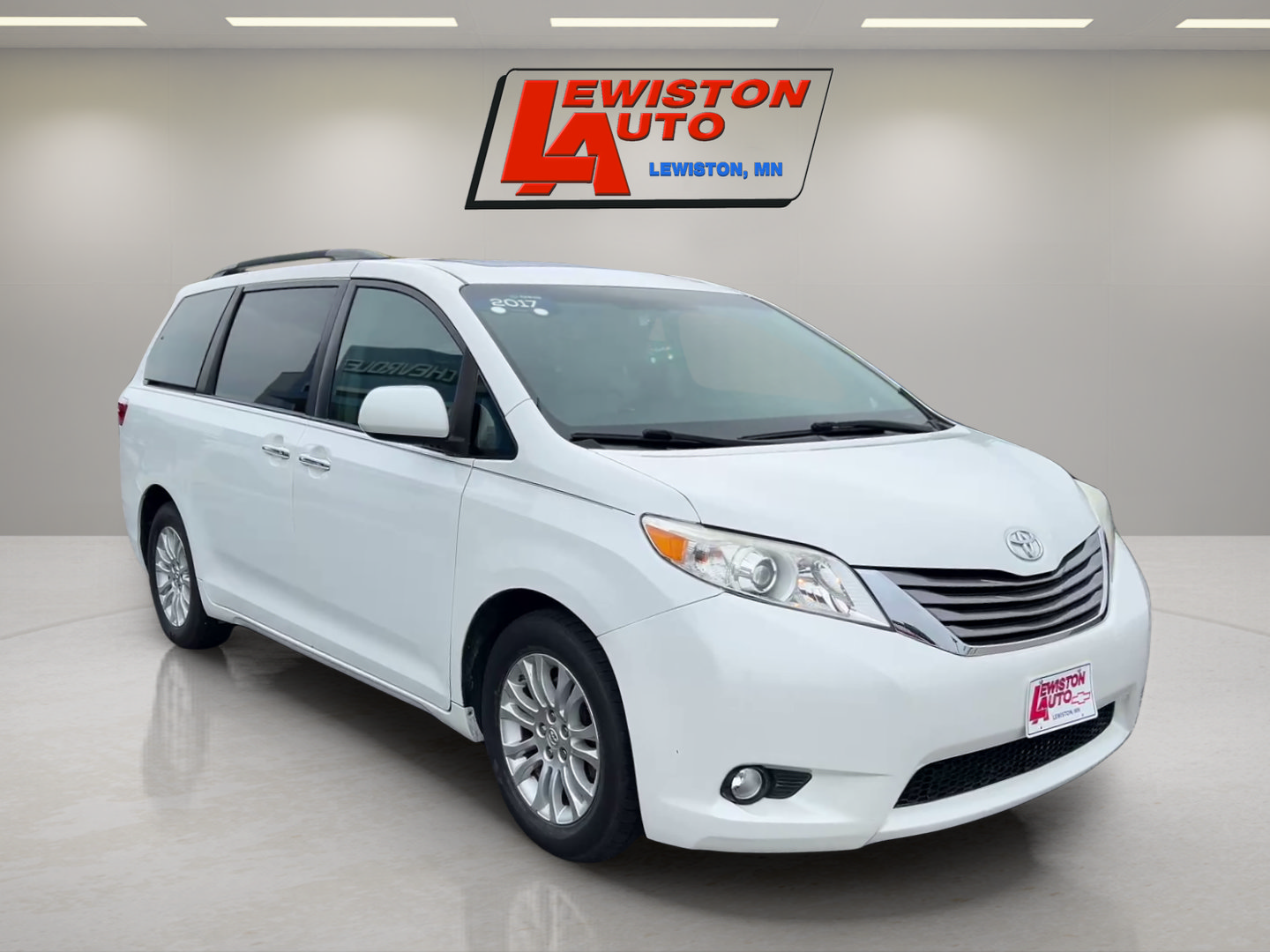Used 2017 Toyota Sienna XLE FWD image 7