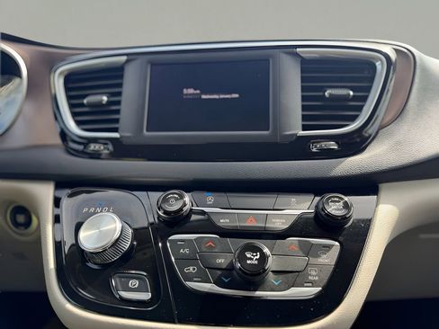 Used 2023 Chrysler Voyager LX image 18