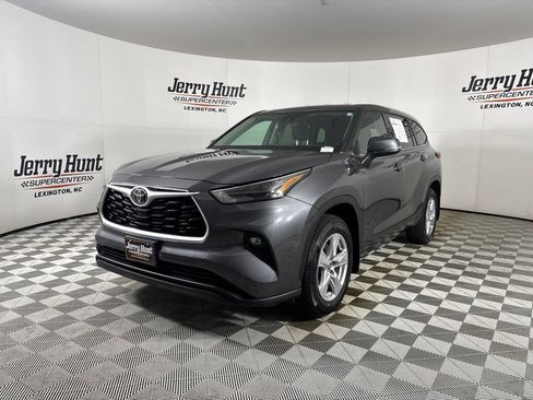Used 2022 Toyota Highlander LE AWD/4WD image 1