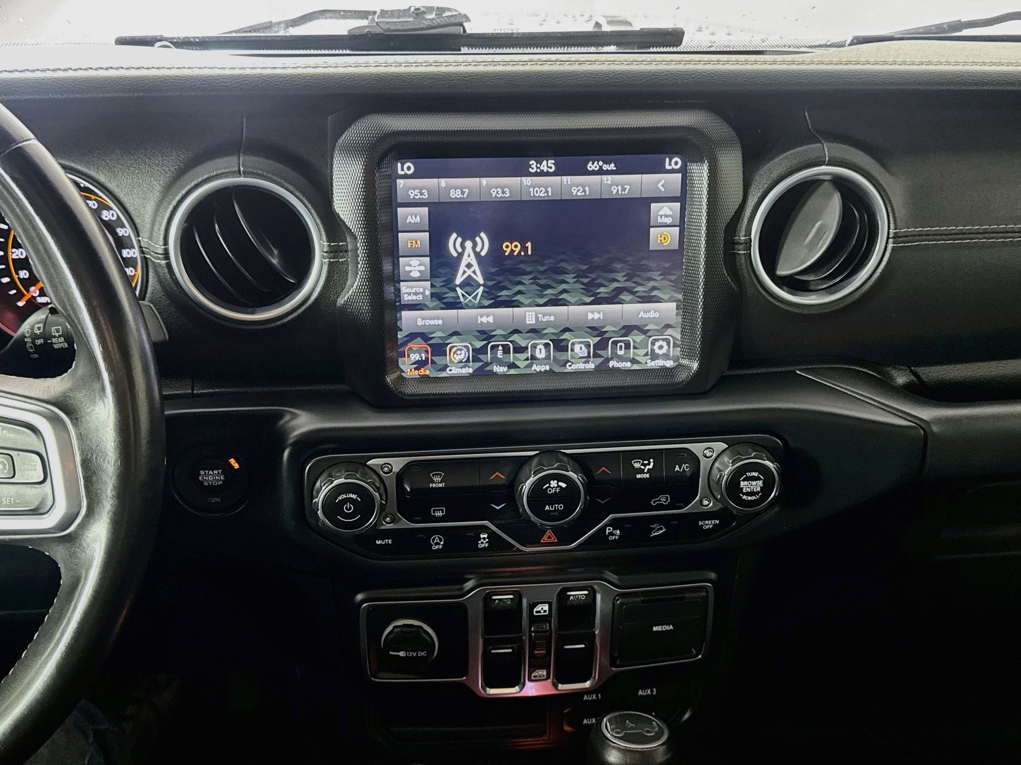 Used 2018 Jeep Wrangler Unlimited Sahara AWD/4WD image 17