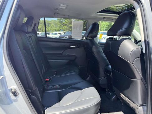 Used 2021 Toyota Highlander XLE AWD/4WD image 13