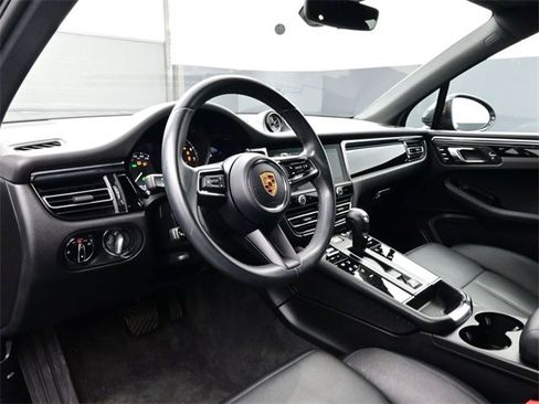 Used 2023 Porsche Macan image 4