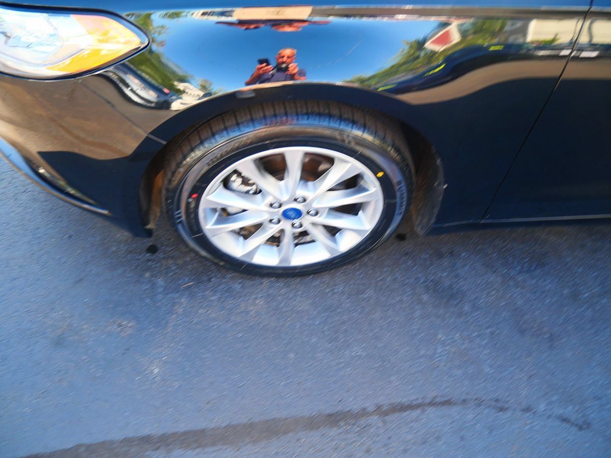 Used 2017 Ford Fusion SE FWD image 31