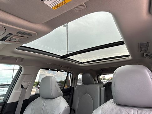 Used 2022 Toyota Highlander Platinum AWD/4WD image 12