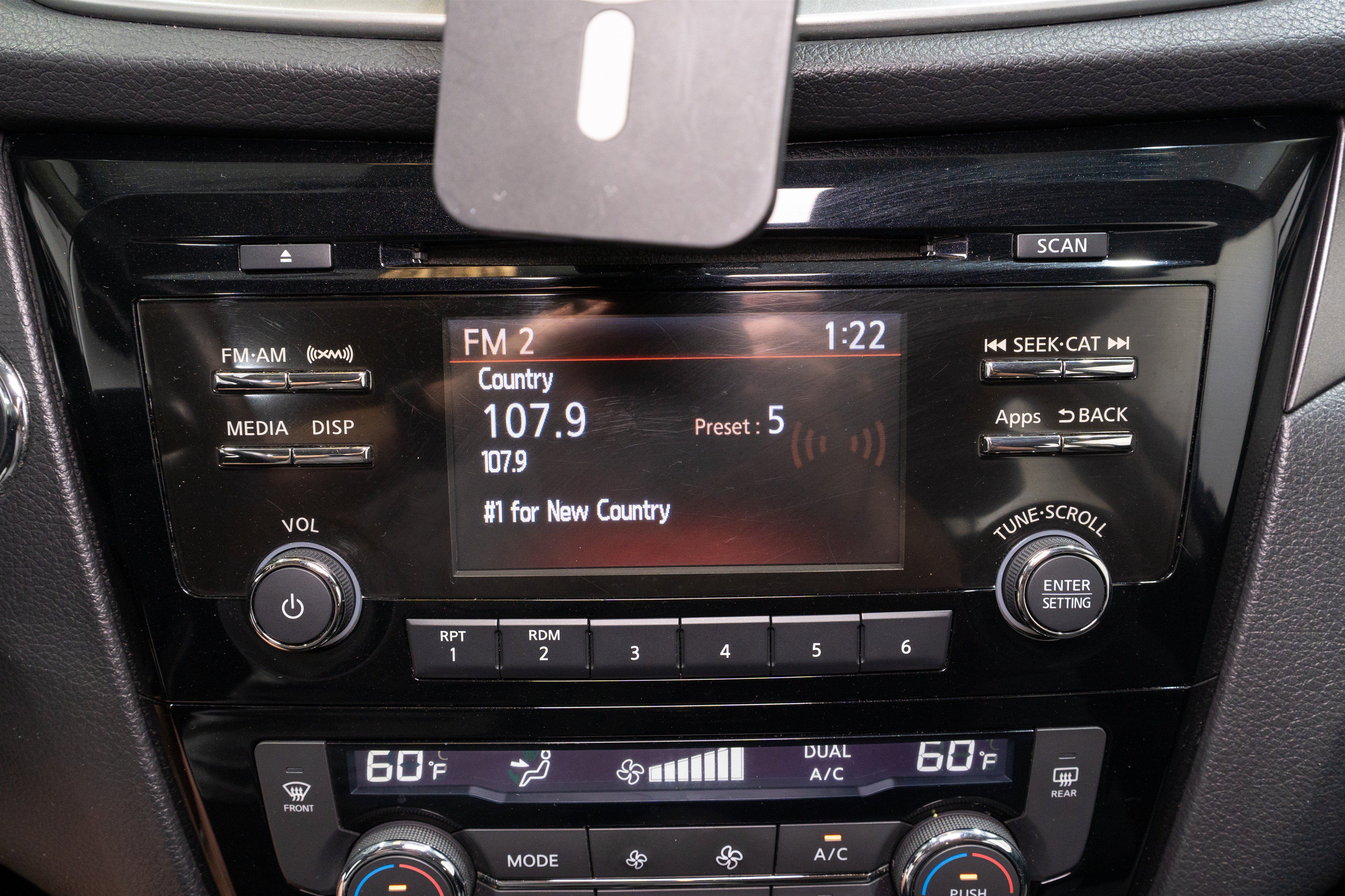 Used 2016 Nissan Rogue SV AWD/4WD image 14