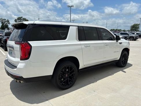 Used 2022 GMC Yukon XL Denali w/ Denali Ultimate Package AWD/4WD image 3