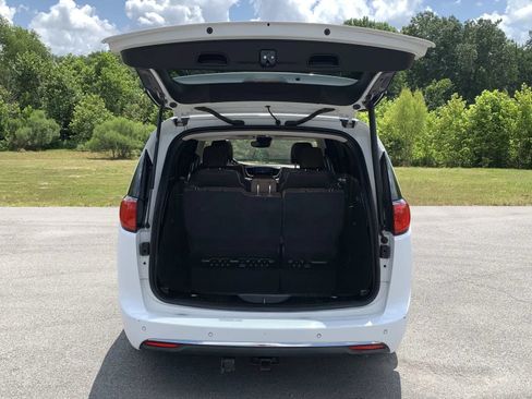 Used 2017 Chrysler Pacifica Limited w/ Advanced Safetytec Group FWD image 9