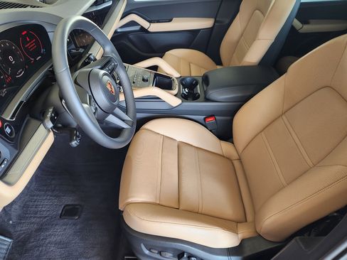 Certified 2025 Porsche Cayenne Coupe image 16