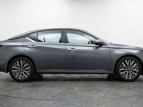 Used 2025 Nissan Altima 2.5 SV image 11