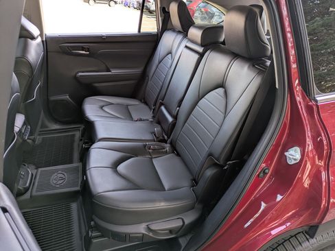 Used 2022 Toyota Highlander XLE image 32