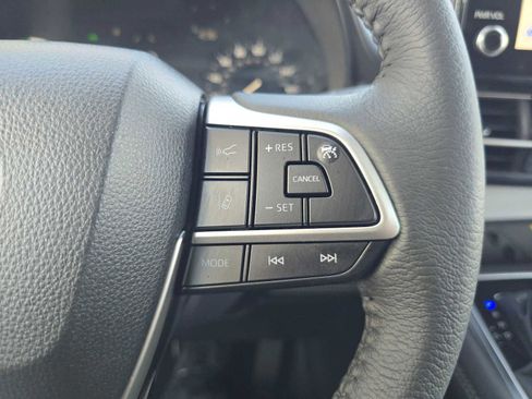 Certified 2025 Toyota Sienna XLE FWD image 32