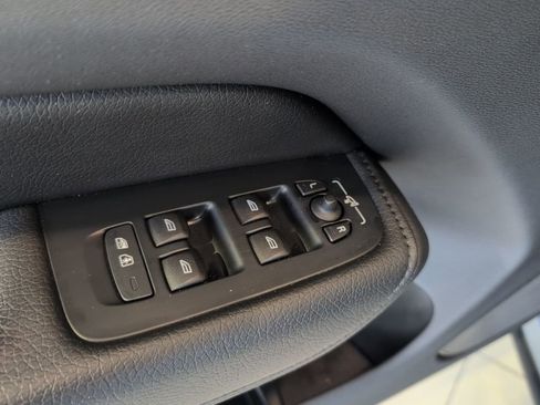 Used 2022 Volvo XC60 B5 Momentum w/ Advanced Package image 11