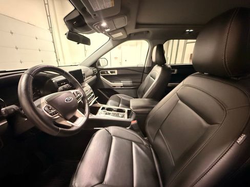 Used 2023 Ford Explorer XLT w/ Equipment Group 202A AWD/4WD image 16