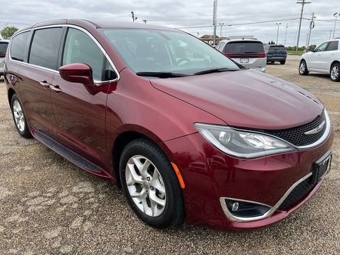 Used 2020 Chrysler Pacifica Touring w/ Tire & Wheel Group FWD image 9