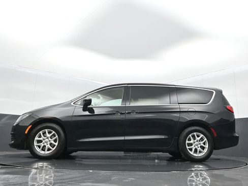 Used 2017 Chrysler Pacifica Touring image 14