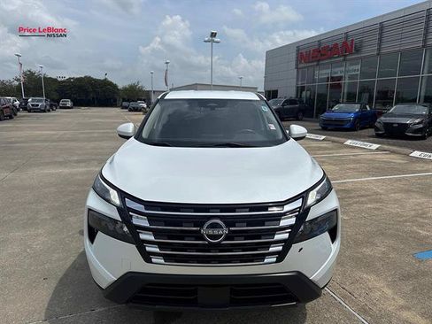 Used 2024 Nissan Rogue SV AWD/4WD image 2