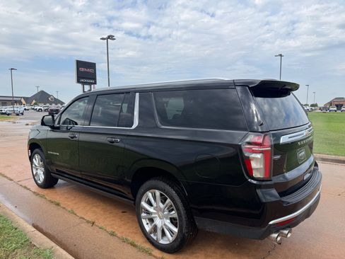 Used 2021 Chevrolet Suburban High Country w/ Premium Package RWD image 5