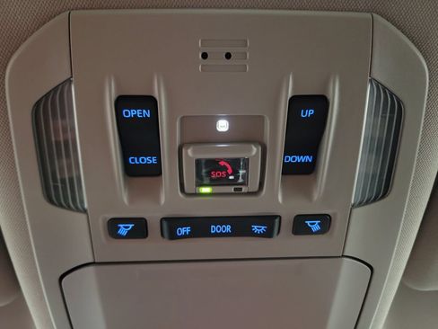 Used 2022 Toyota Highlander XLE AWD/4WD image 22