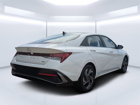 New 2025 Hyundai Elantra Limited image 3