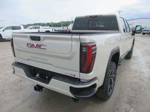 New 2026 GMC Sierra 2500 AT4 w/ AT4 Premium Plus Package AWD/4WD image 4