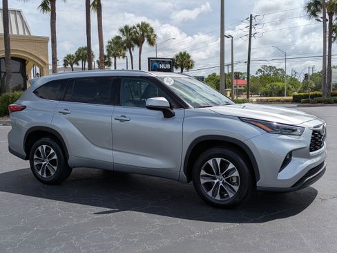 Used 2022 Toyota Highlander XLE FWD image 7