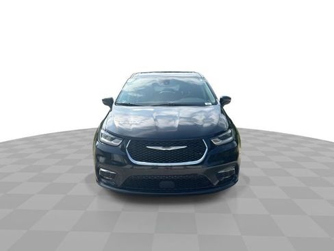 Used 2024 Chrysler Pacifica Touring-L FWD image 4