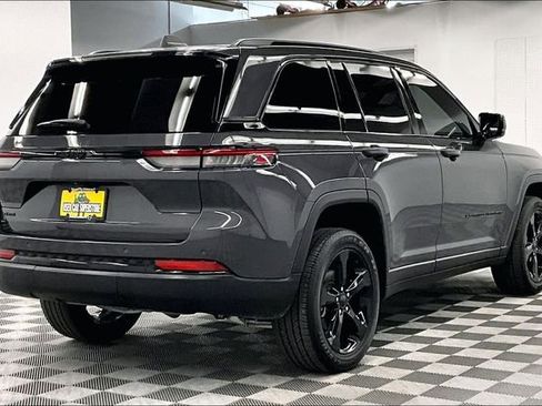 Used 2024 Jeep Grand Cherokee Altitude AWD/4WD image 13