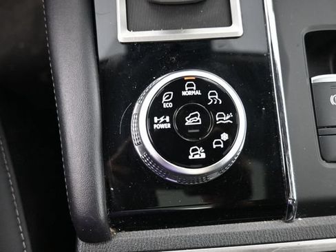 Used 2024 Mitsubishi Outlander 4WD Plug-In Hybrid image 30