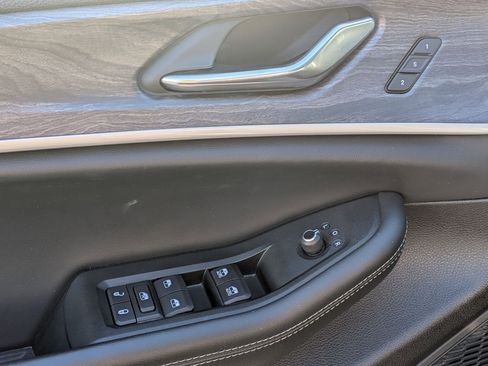 Used 2024 Jeep Grand Cherokee L Limited w/ Luxury Tech Group II image 12