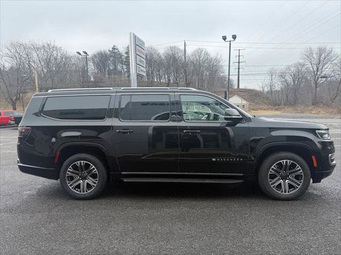 Certified 2024 Jeep Wagoneer L Series II w/ Flexible Seating Group image 7