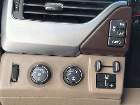 Used 2020 Chevrolet Tahoe Premier AWD/4WD image 16