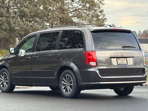 Used 2017 Dodge Grand Caravan SXT image 6
