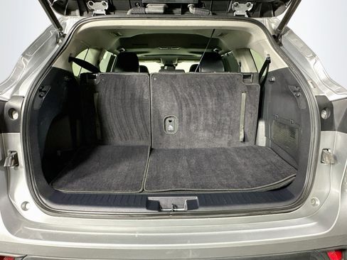 Used 2021 Toyota Highlander XLE AWD/4WD image 31