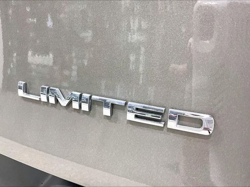 Used 2017 Jeep Cherokee Limited image 24