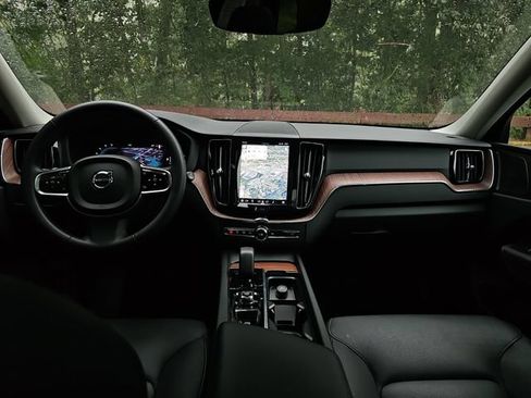 Used 2023 Volvo XC60 B5 Plus w/ Climate Package AWD/4WD image 19