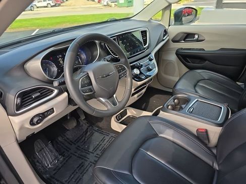Used 2023 Chrysler Pacifica Touring-L FWD image 14