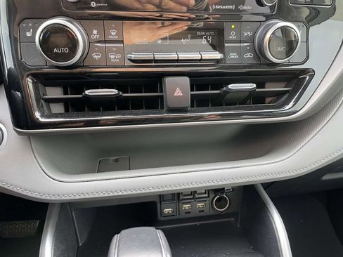 Used 2021 Toyota Highlander XLE image 42