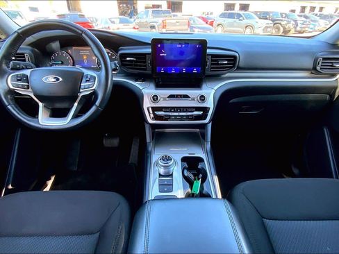 Used 2022 Ford Explorer XLT image 14