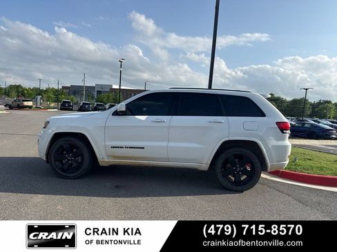 Used 2018 Jeep Grand Cherokee Altitude AWD/4WD image 5