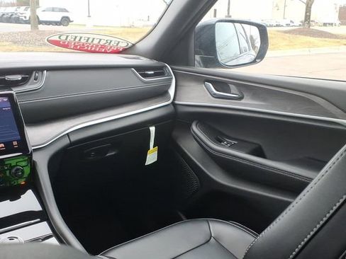 Certified 2025 Jeep Grand Cherokee Limited w/ Black Appearance Package RWD image 12