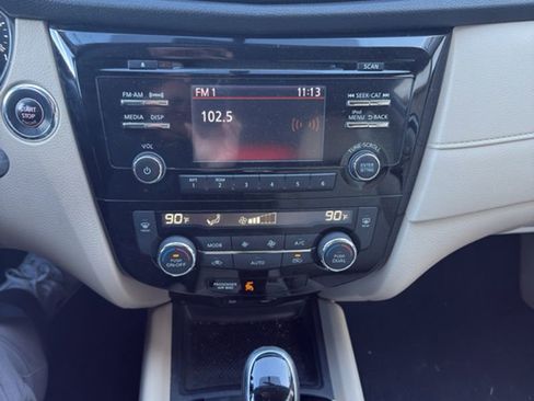 Used 2017 Nissan Rogue SV image 12