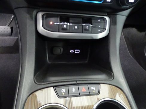 Used 2023 GMC Acadia SLE w/ Driver Convenience Package image 12