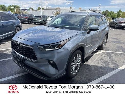 Used 2024 Toyota Highlander Platinum AWD/4WD image 1