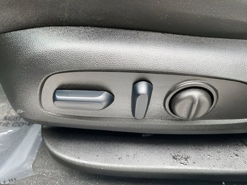 Used 2023 GMC Acadia SLE w/ Driver Convenience Package image 10