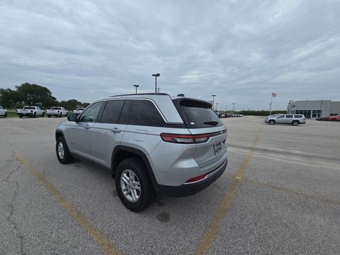 Used 2025 Jeep Grand Cherokee Laredo AWD/4WD image 3