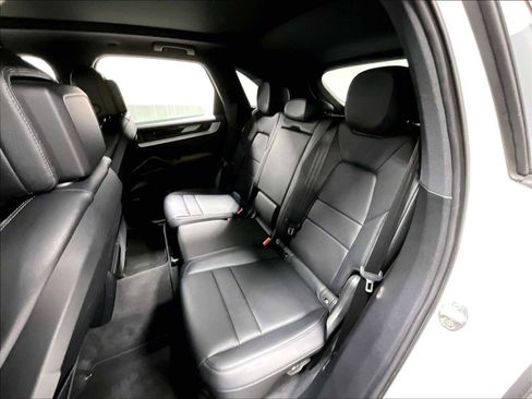Used 2024 Porsche Cayenne image 31