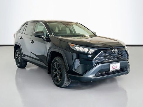 Used 2022 Toyota RAV4 LE FWD image 3