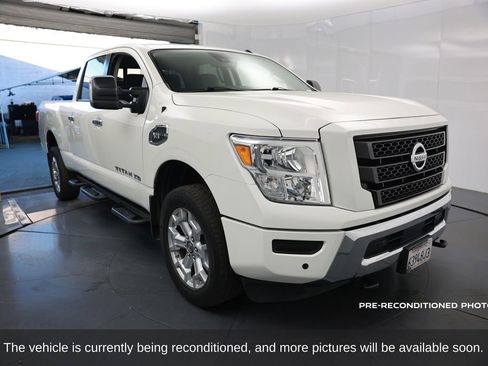 Used 2021 Nissan Titan SV w/ SV Convenience Package image 9