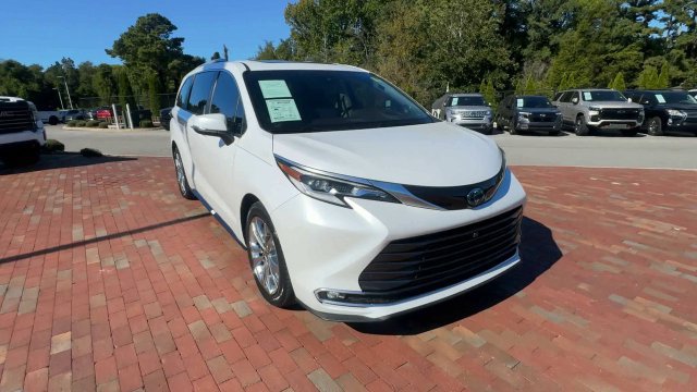 Used 2023 Toyota Sienna Platinum FWD image 5